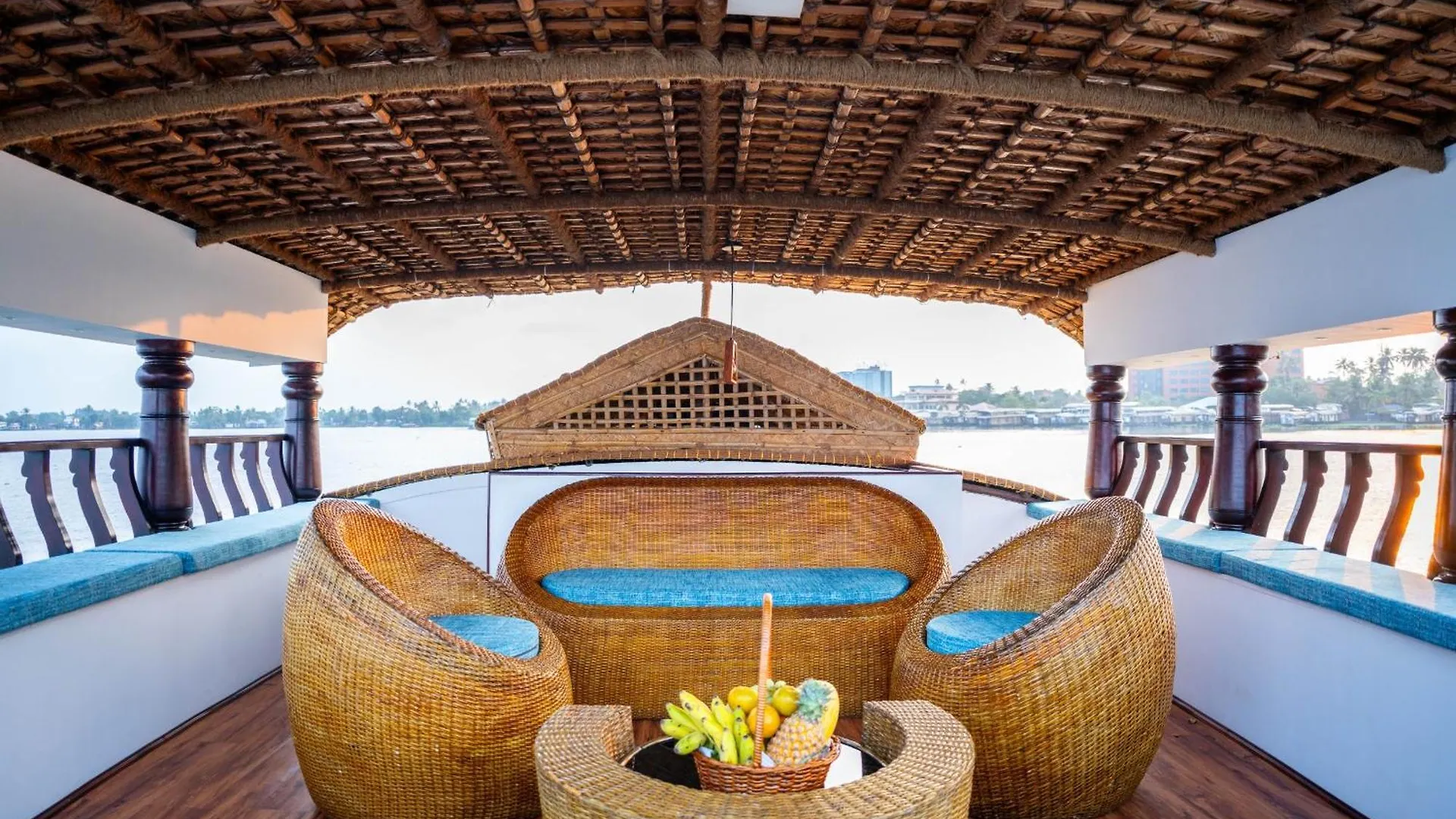 Botel Why Not Houseboat Hotel Alappuzha